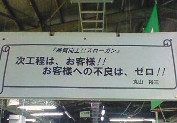 喜ばせる。