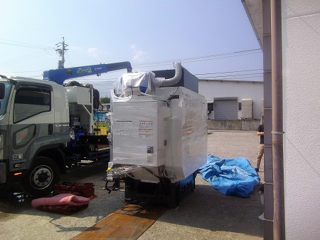 機械搬入