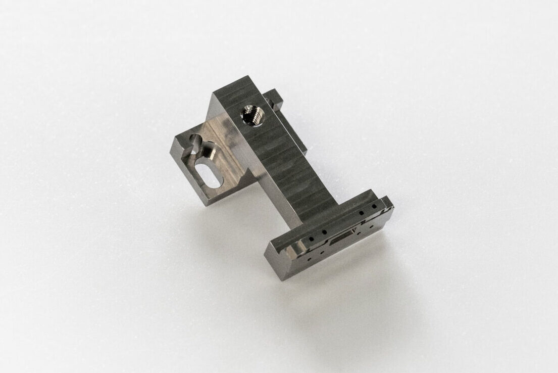 SUS304異形状細穴部品