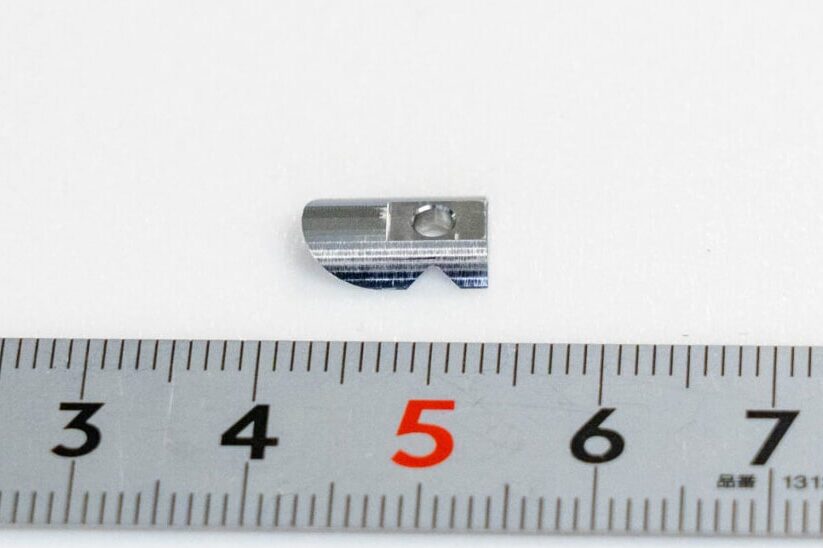 SKD超微細型成形治具部品 – 円テーブル制御加工による高精度製品